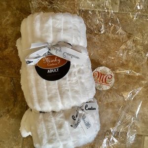 Minky Couture Sculpted Pearl Adult Blanket